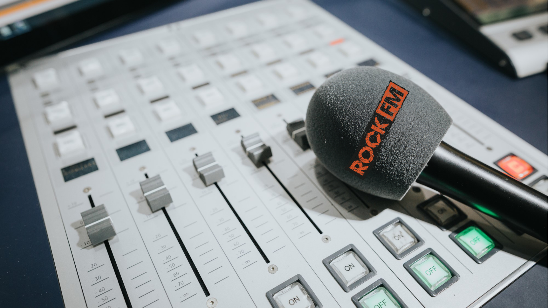 Mikro mit ROCK FM-Logo auf Mischpult